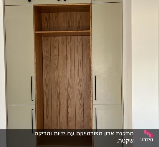 ארון עץ עם דלתות ומדפים בעבודת נגרות